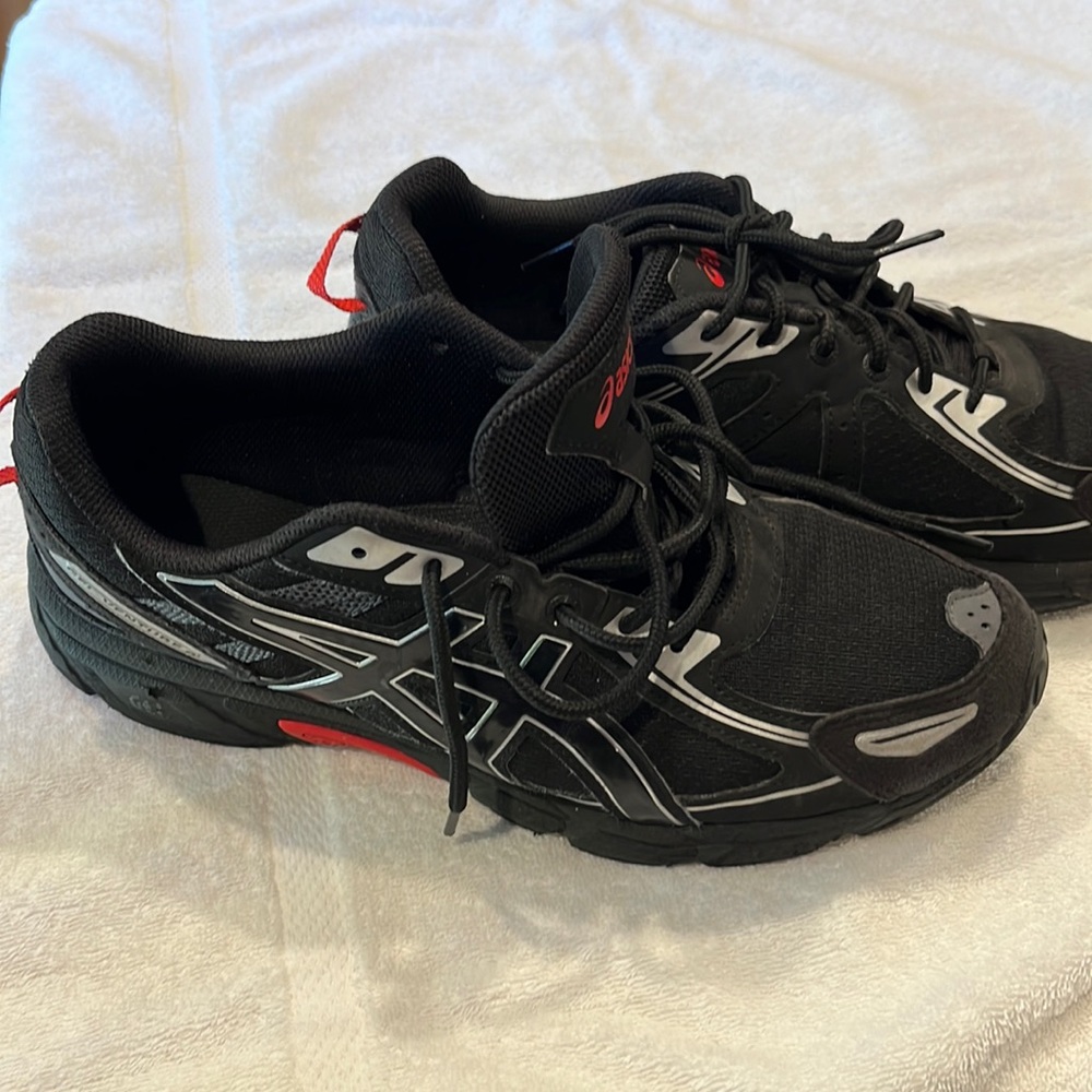 ASICS Gel Venture 6 size 9 black/red/silver